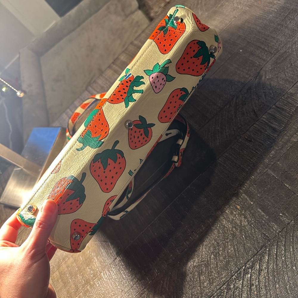 Gucci Cream Tote with Strawberry Design - Picture 14 of 15